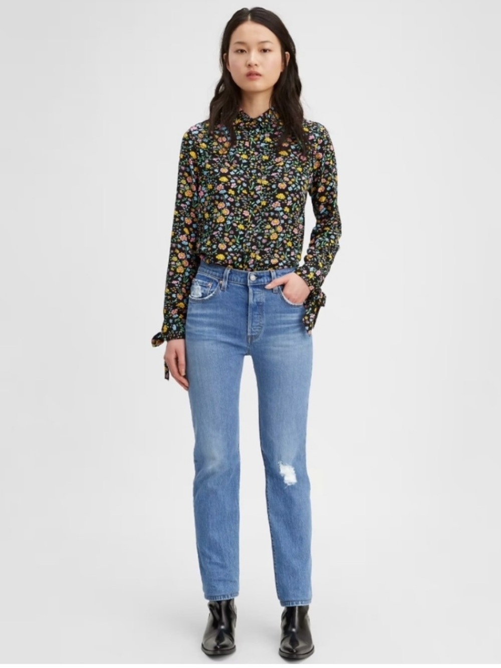 Levis Womens 501 Original Fit Jeans in Medium Wash Distressed size 29 Button-Fly